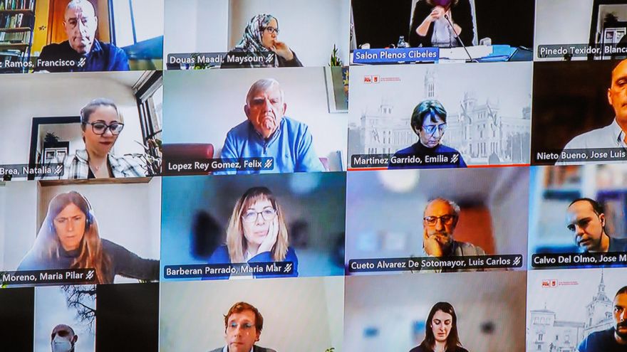 Almeida aprueba los presupuestos con los ediles díscolos de Más Madrid en medio de una gran bronca