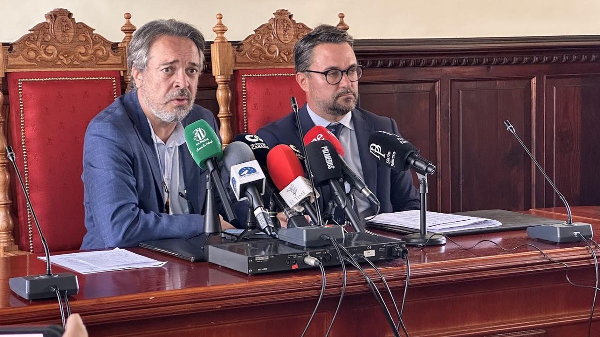 Rueda de prensa del alcalde de Santa Cruz de La Palma y presidente del Consejo Rector del OAL de la Bajada de la Virgen, Asier Antona (d), y el concejal de Cultura y responsable de la organización de la puesta en escena de la Danza de Enanos, Alberto Perdomo.