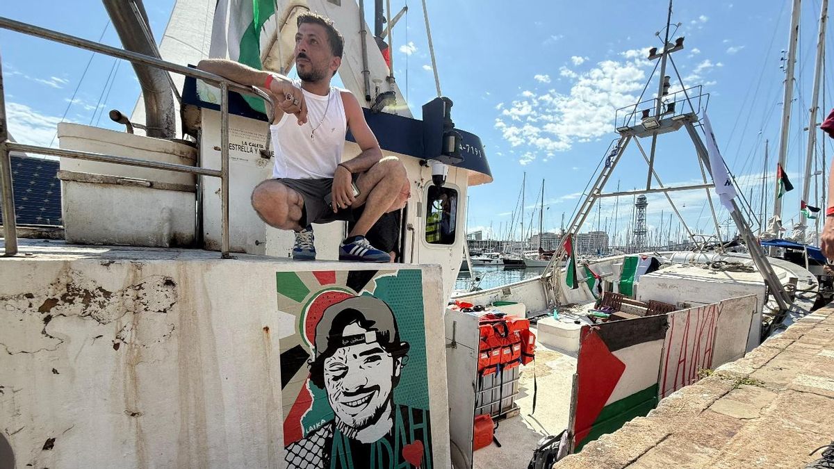 Barco de la Global Sumud Flotilla con la imagen de Awdah Hadalin el pasado domingo 31 en Barcelona/ Cedida