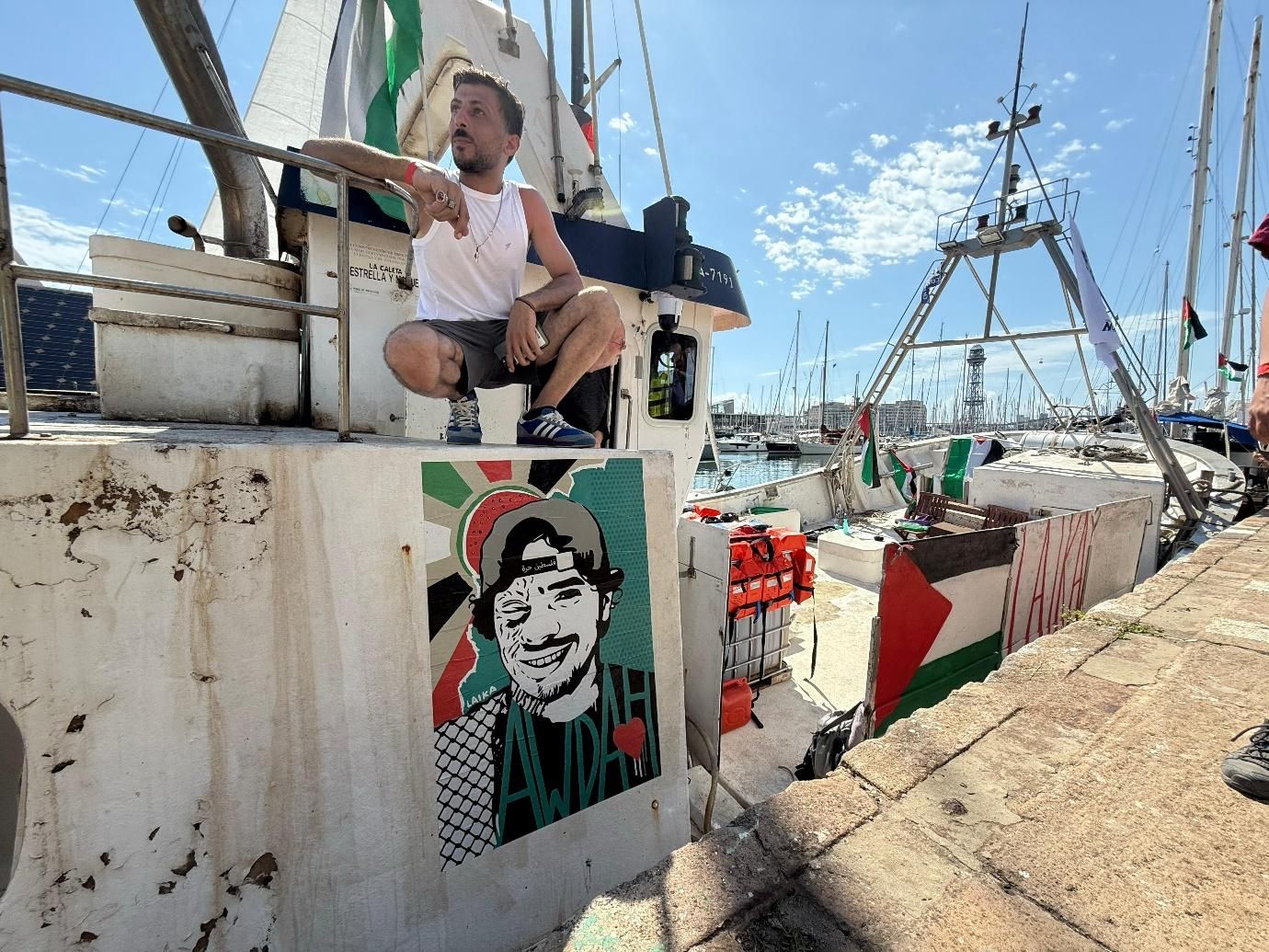 Barco de la Global Sumud Flotilla con la imagen de Awdah Hadalin el pasado domingo en Barcelona/ Cedida