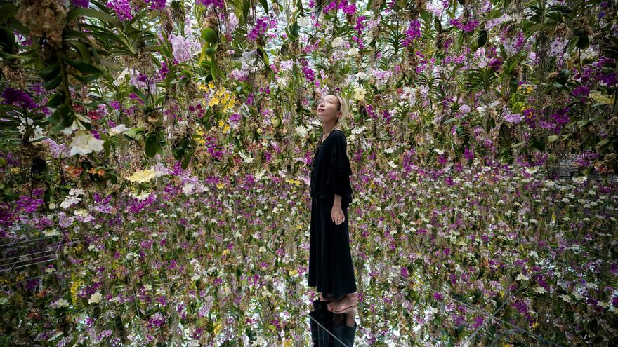 El colectivo teamLab propone fundirse con las flores en un jardín colgante