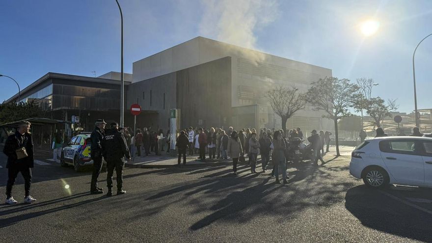 El centro sanitario Castilla del Pino reabrirá este martes tras el incendio en su aparcamiento