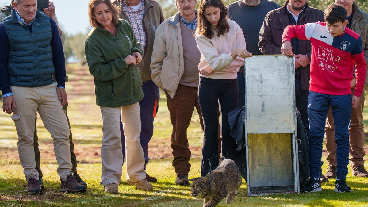 La consejera y dos niños, durante la suelta.