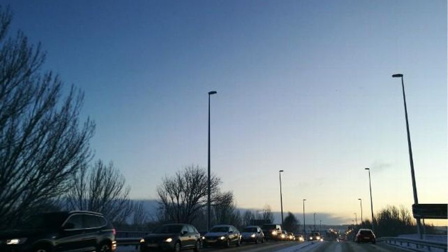 Atasco por el temporal de nieve en la Avda. Portugal.