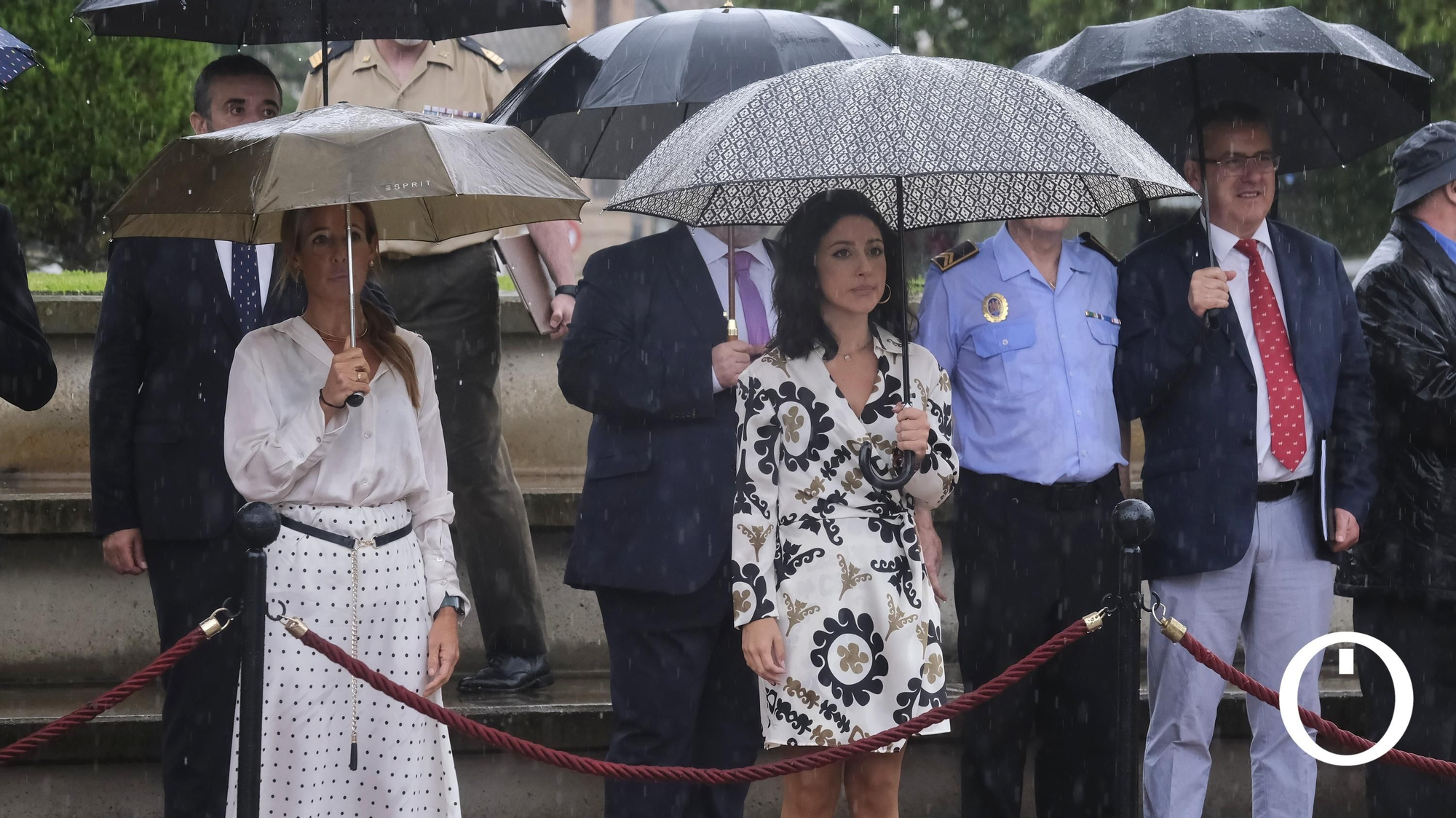 Izado de la bandera de España en la Plaza de España