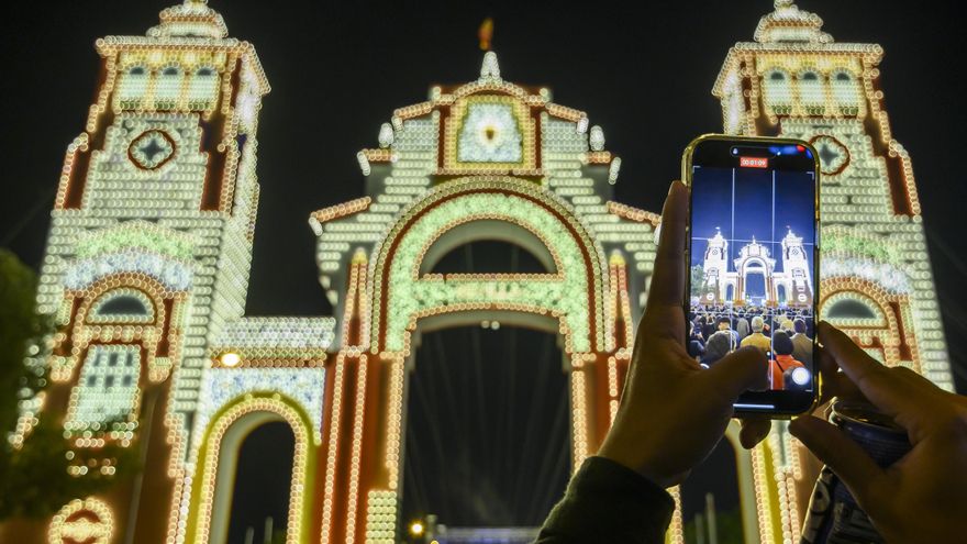 La ciudad efímera de la Feria de Abril vuelve a la vida plenamente iluminada
