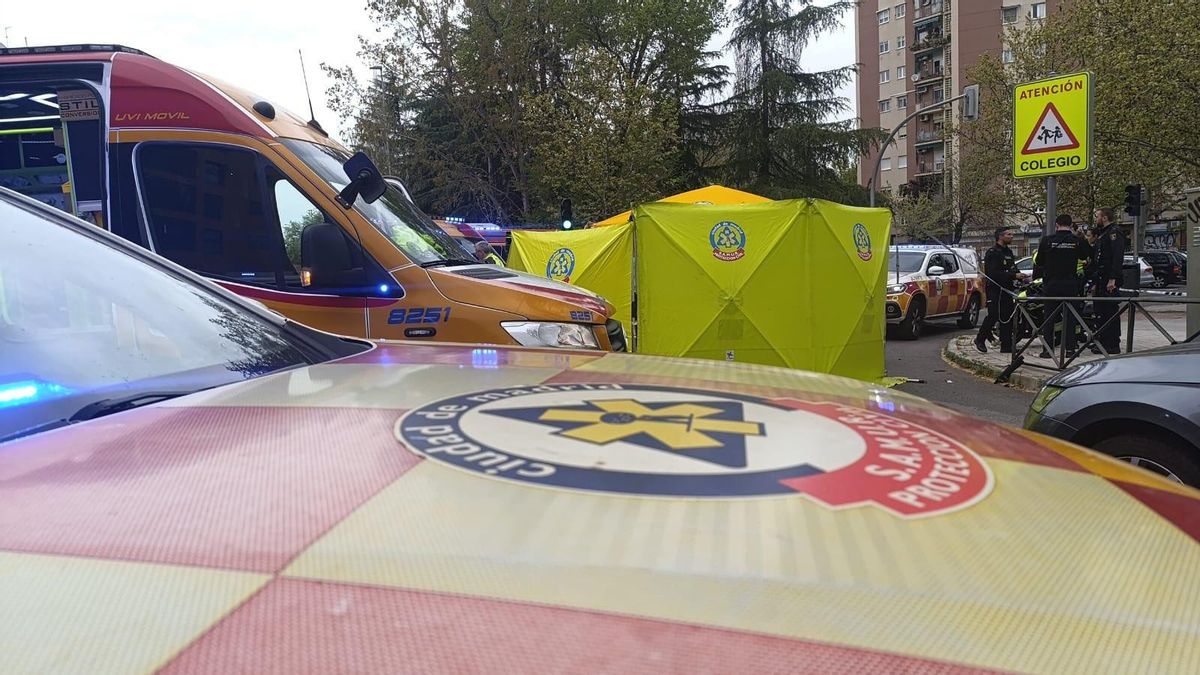 Sanitarios del Samur Protección Civil en el lugar en el que se ha producido el accidente