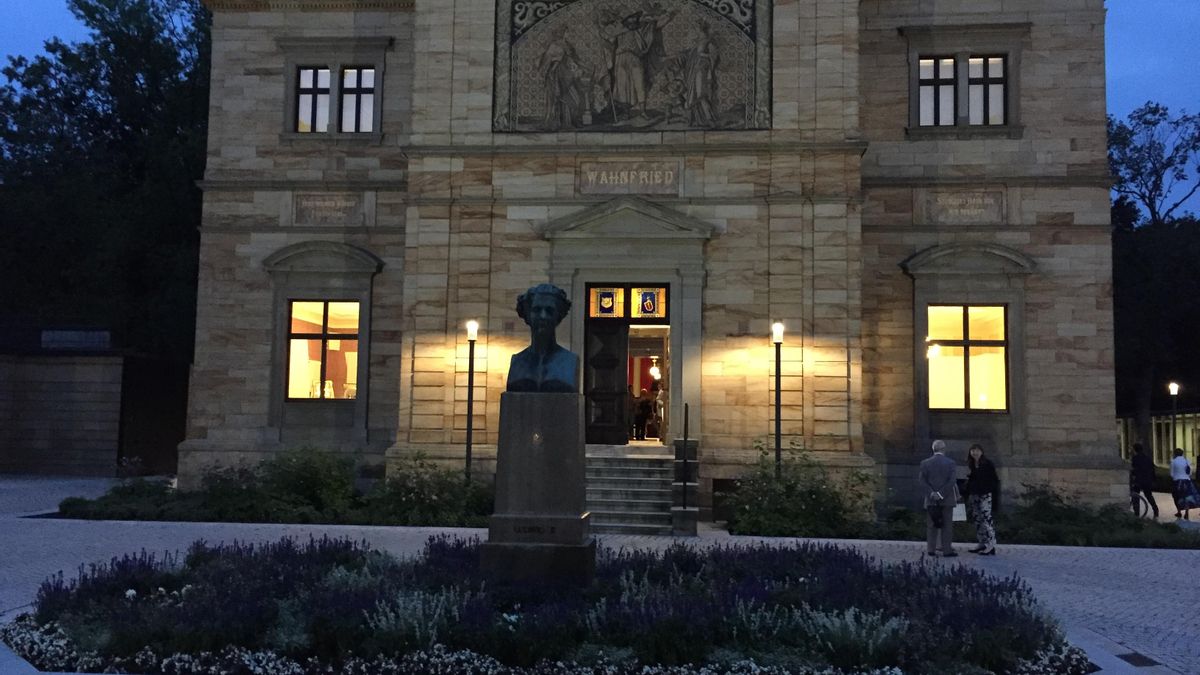 Fachada de Haus Wahfried, con el busto de Luis II en primer término.