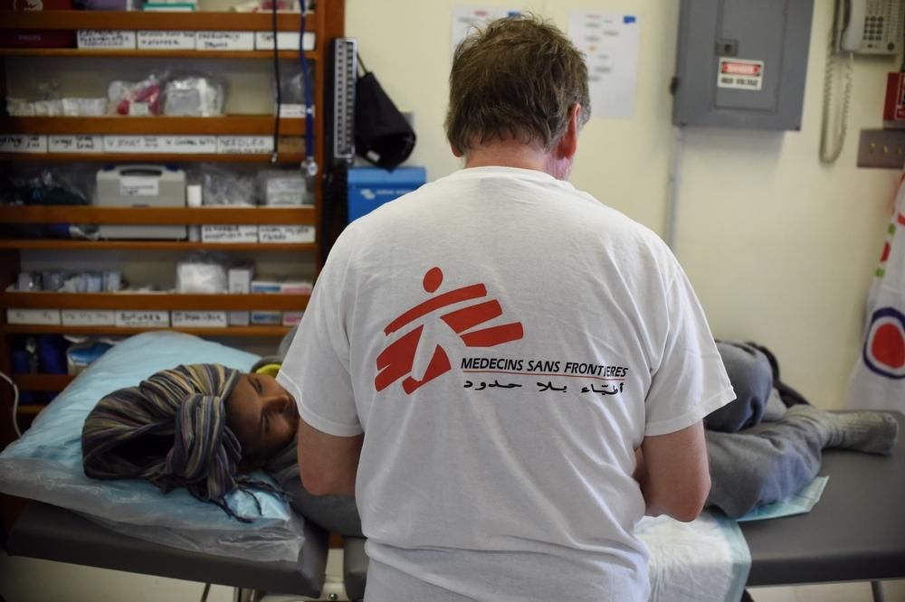 En una precaria embarcación de apenas 18 metros viajaban 561 personas. Se trata del mayor rescate realizado hasta el momento por un barco con equipos de MSF  a bordo. La operación se inició a las 11 de la mañana y se prolongó durante siete horas/ Fotografía: Ikram N'gadi