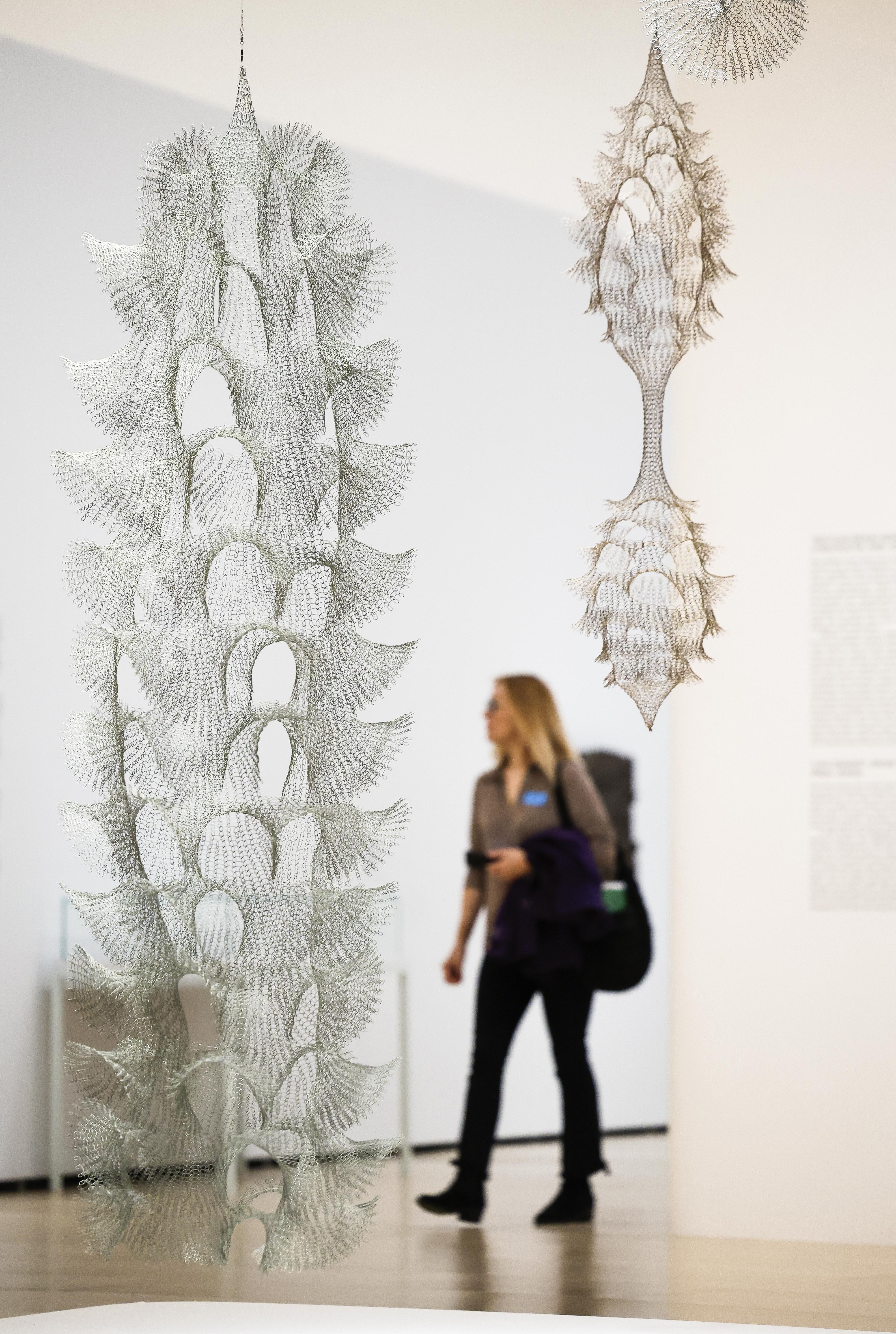 El Museo Guggenheim Bilbao ha presentado este miércoles la exposición 'Ruth Asawa: Retrospectiva', dedicada a la icónica artista Ruth Aiko Asawa en el centenario de su nacimiento. EFE/ Miguel Toña