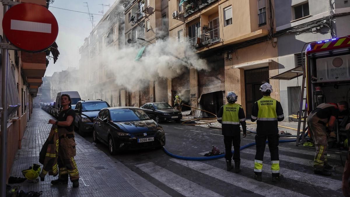 La Policía investiga si cuatro operarios causaron de forma accidental el incendio en un asentamiento 'okupa' desalojado en València