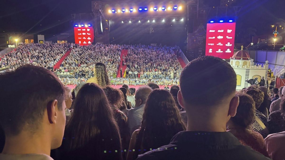 Espectadores de la grada uno de la Danza de  Los Enanos en una de las funciones del 10 de julio.