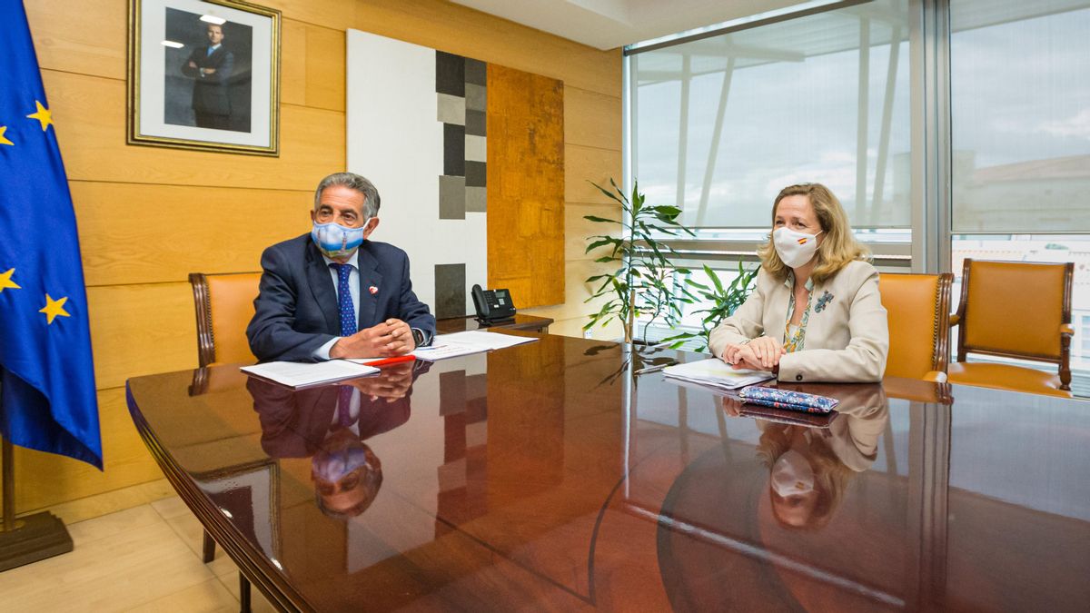 El presidente de Cantabria, Miguel Ángel Revilla, y la vicepresidenta de Asuntos Económicos, Nadia Calviño.