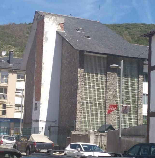 El viejo ambulatorio de Villablino, pasto del deterioro. // Luis Álvarez