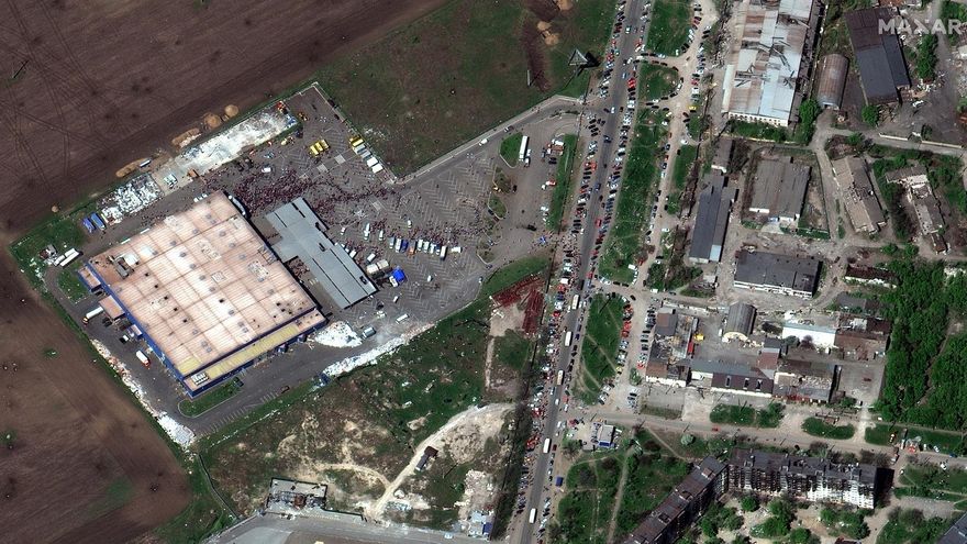 Personas esperando suministros en Mariúpol