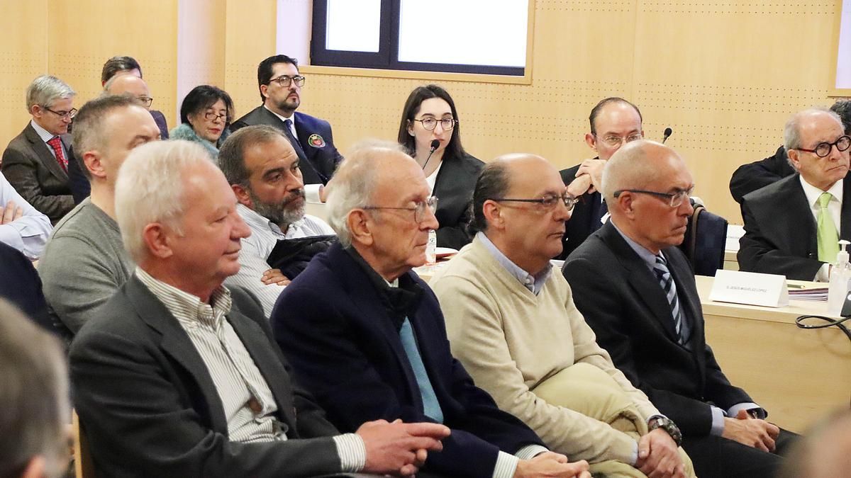 De I a D, Antonio del Valle Alonso, Arturo del Valle Alonso y Aurelio del Valle Jover durante el juicio por la muerte de seis mineros en el Pozo Emilio del Valle de la Hullera Vasco-Leonesa