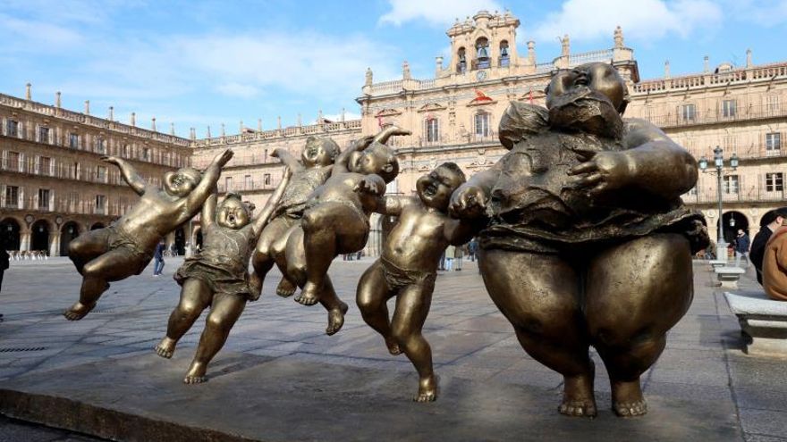 El artista chino Xu Hongfei ha descubierto este miércoles en la Plaza Mayor de Salamanca la obra "Tierra soleada", dentro de la programación municipal con motivo del Año Nuevo Chino, y ha regalado a la ciudad "Bailando de felicidad en España", que se podrá ver en el parque de La Alamedilla.