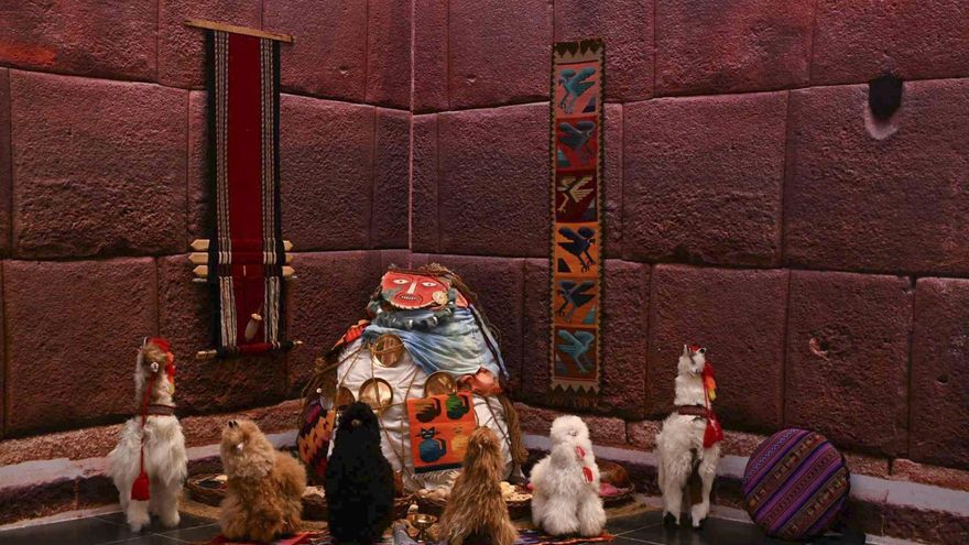 El espejo entre los Andes y la India que teje la arqueomoda peruana de Adrián Ilave Inka