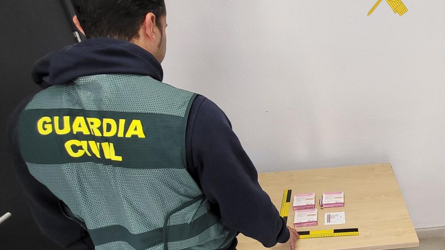 Un agente con unas cajas de parches de fentanilo.