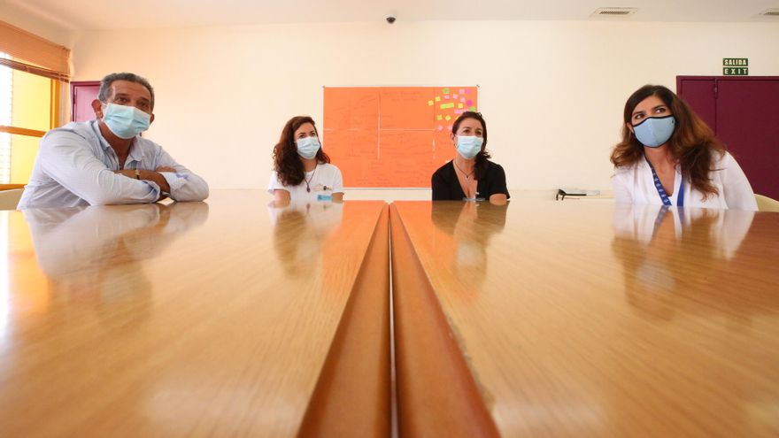 El coordinador Roberto Álvarez, la profesora Bárbara Hernández, la impulsora de Me Sumaría, Inmma Carretero y la subdirectora de Tratamiento. (ALEJANDRO RAMOS)