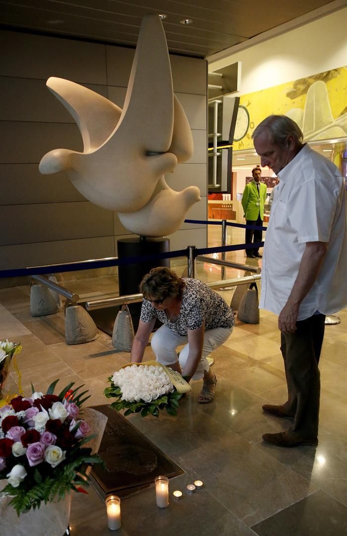 Familiares de las víctimas colocan un corazón de rosas blancas en la Terminal 2 de Barajas. EFE/Chema Moya