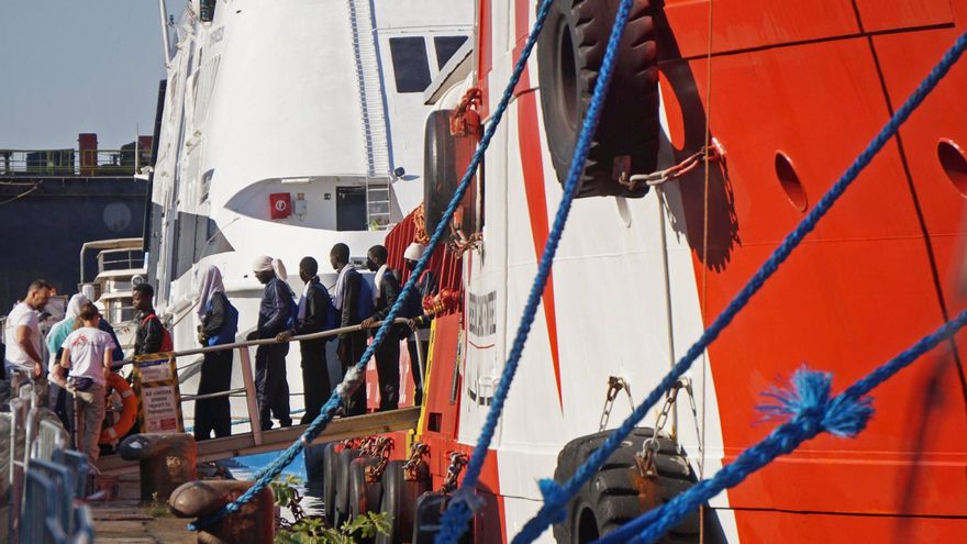 El barco de Médicos sin Fronteras rescata a 410 migrantes en el Mediterráneo