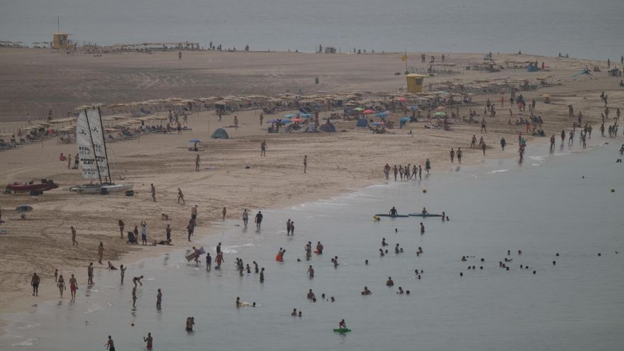 Sanidad mantiene en rojo el nivel de riesgo por calor en las islas orientales
