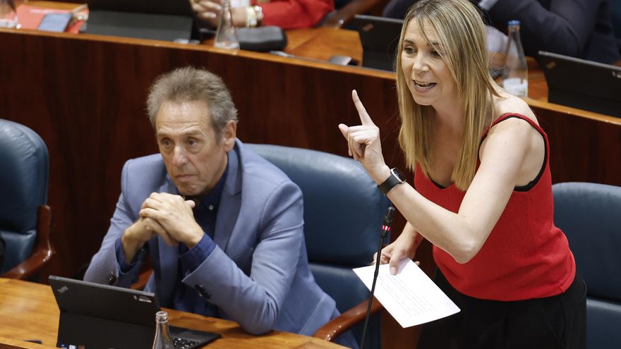 La portavoz del Grupo Parlamentario Socialista en la Asamblea de Madrid, Mar Espinar (d), interviene durante el pleno celebrado este jueves en la citada cámara. EFE/Javier Lizón