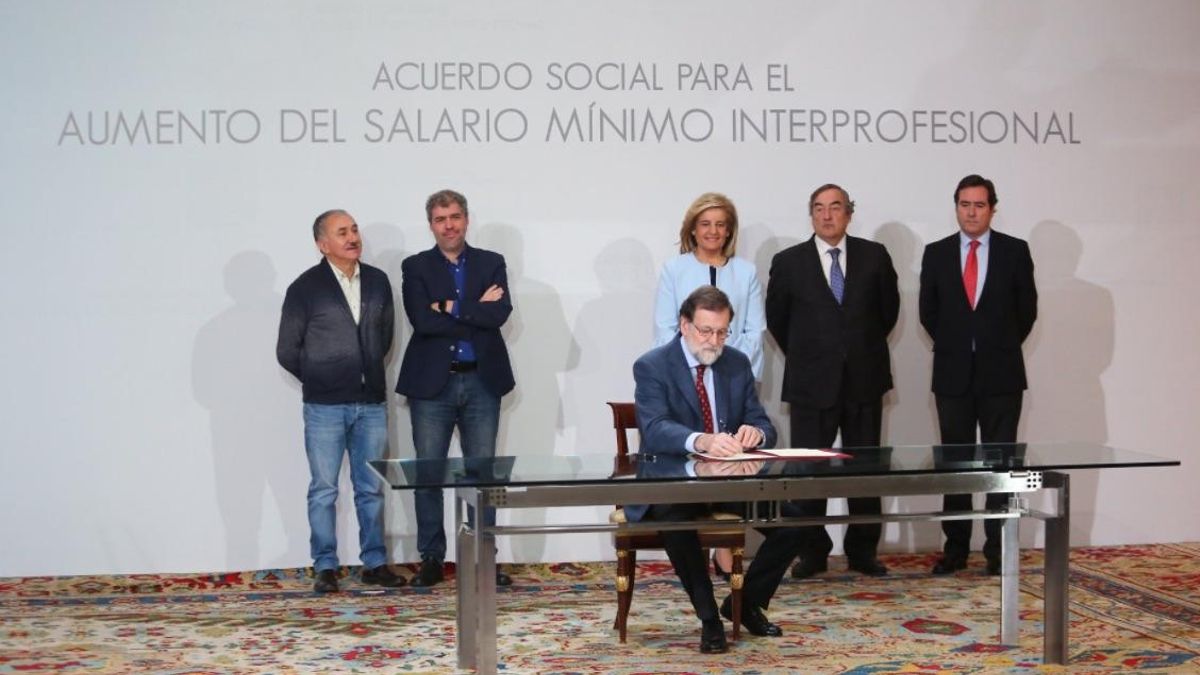 Mariano Rajoy firma el aumento del Salario Mínimo Interprofesional.