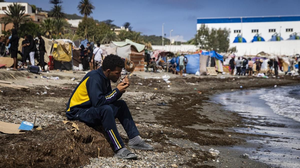 Los migrantes que se quedaron fuera del campamento del puerto de Ceuta: "La playa no parece más vacía"