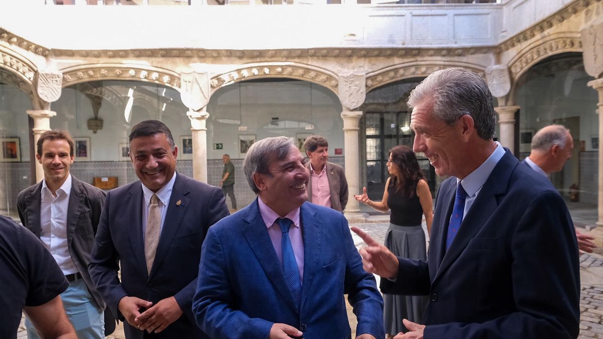 El consejero de Movilidad de Castilla y León, tras su reunión de trabajo con el presidente de la Diputación de Ávila, Carlos García, y otros cargos centrada en el seguimiento de los principales convenios de digitalización y cohesión territorial.
