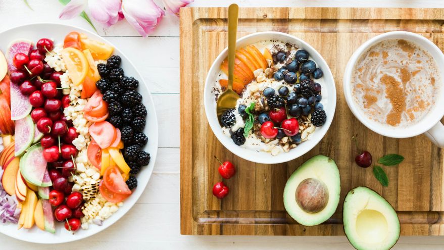 Nuestros grandes aliados deben ser los polifenoles, los compuestos químicos de origen vegetal con actividad antioxidante como el cacao, los frutos rojos o ciertas especias.