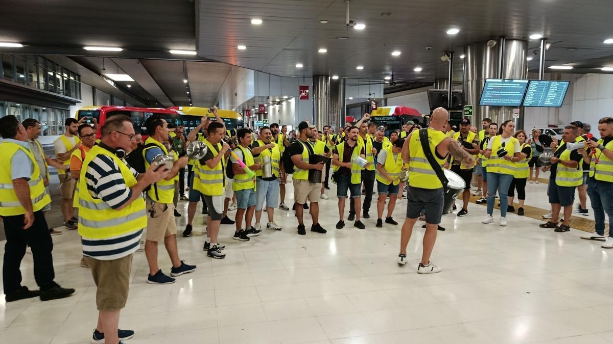 Trabajadores del TIB en la estación intermodal de Palma