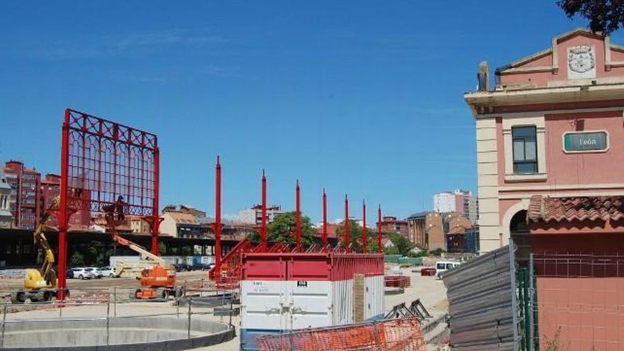 Así comenzó la reposición de la afamada estructura metálica de la estación de Tren de León. Foto: Uribe.