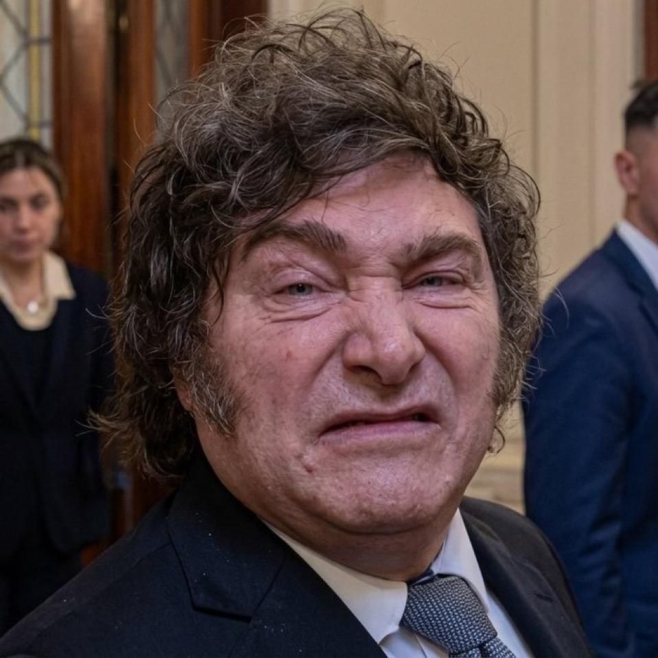 Javier Milei, en el momento en que agrede a periodistas a la salida de la Cámara de Diputados, el 29 de abril de 2026