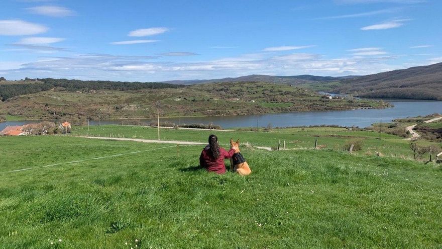 Retrato en cuatro fotos de una migración a casi 9.500 kilómetros de casa: "Por momentos me he sentido como la hija de mi hija"