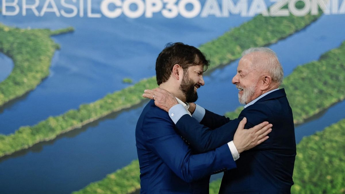 El presidente brasileño Luiz Inácio Lula da Silva (derecha) saluda a su par chileno Gabriel Boric en la Cumbre de Líderes de la COP30 en Belém, Brasil. Es la primera cumbre climática de la ONU celebrada en América Latina en 11 años