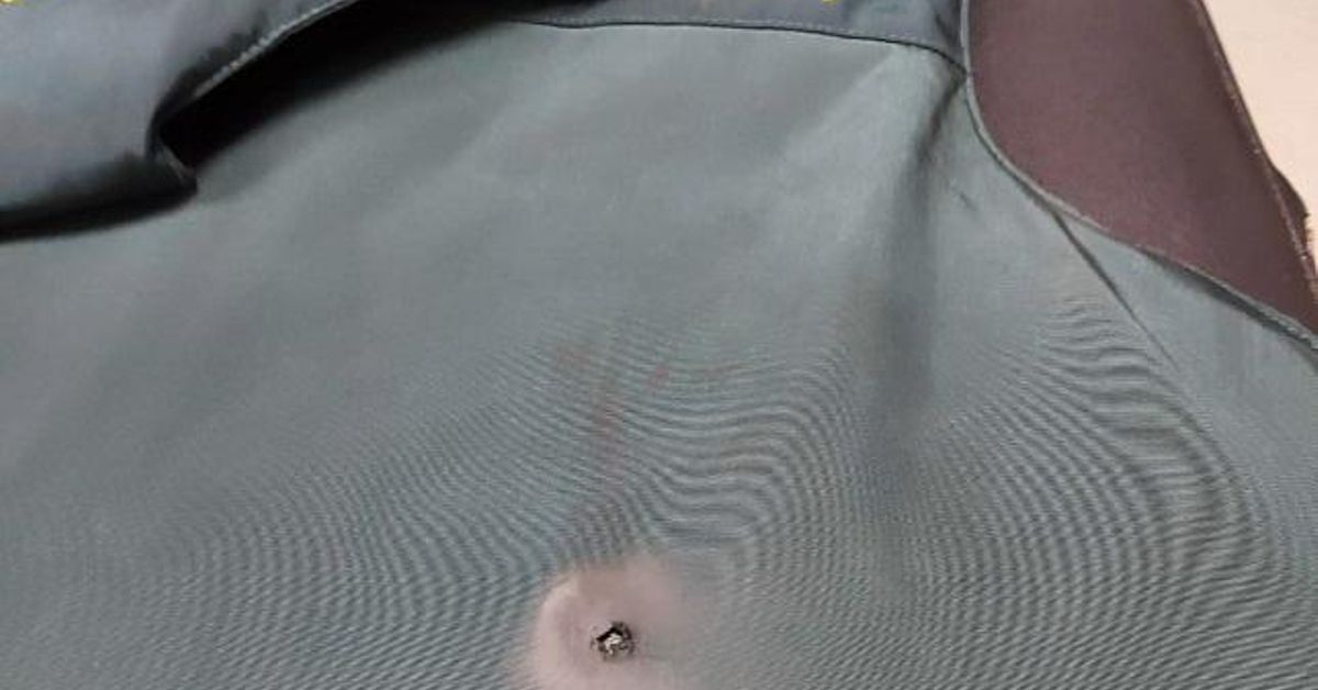 Chaleco antibalas del agente que fue disparado.