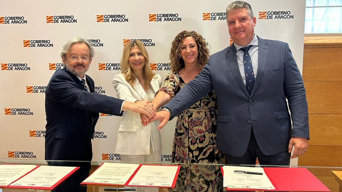 La vicepresidenta Mar Vaquero (segunda por la izquierda), el año pasado en la firma de un acuerdo con las asociaciones ATA y UPTA