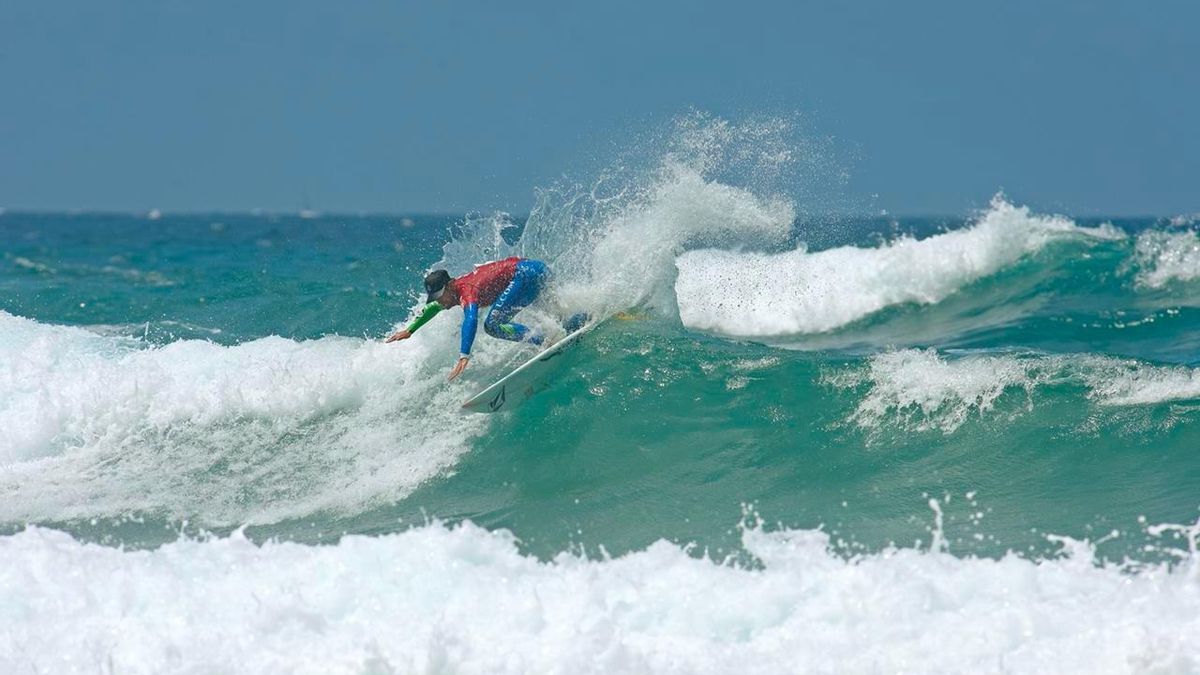 Un surfero tomando una ola