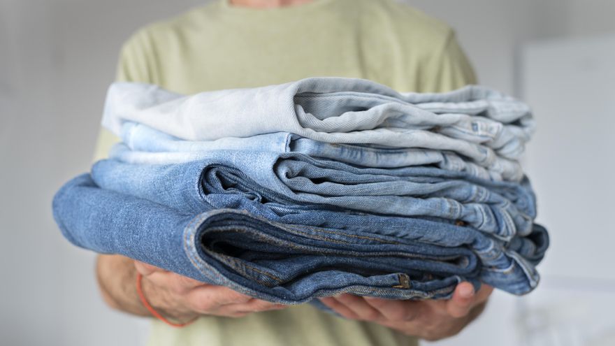 Cuatro trucos caseros para quitar las manchas de aceite de la ropa