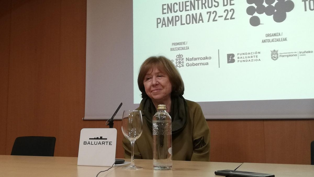 La escritora y periodista bielorrusa, Svetlana Aleksiév, durante la rueda de prensa de los Encuentros de Pamplona 72-22