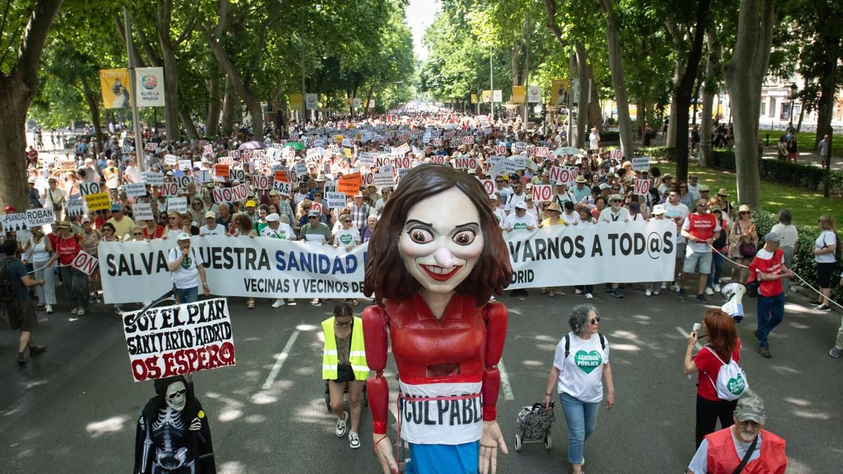 Una manifestación recorre Madrid para defender la sanidad pública frente al "desmantelamiento" del Gobierno de Ayuso