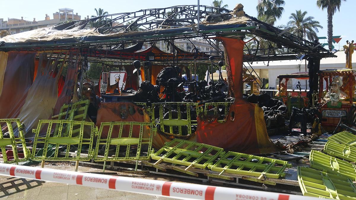 El incendio de la atracción infantil de la plaza Matías Prats, en imágenes