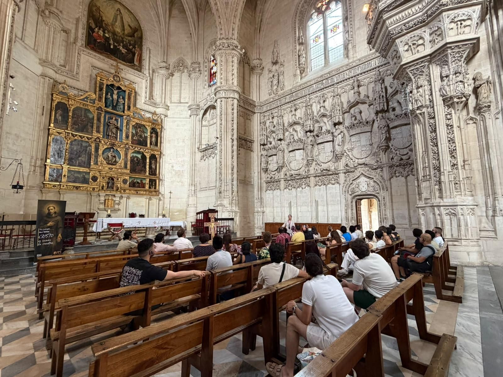 La cuarta promoción de estudiantes universitarios de un master Erasmus Mundus, en la que participa la UCLM, durante la Summer School 2026 en Toledo, de visita en la catedral, en el año del 800 aniversario de su construcción