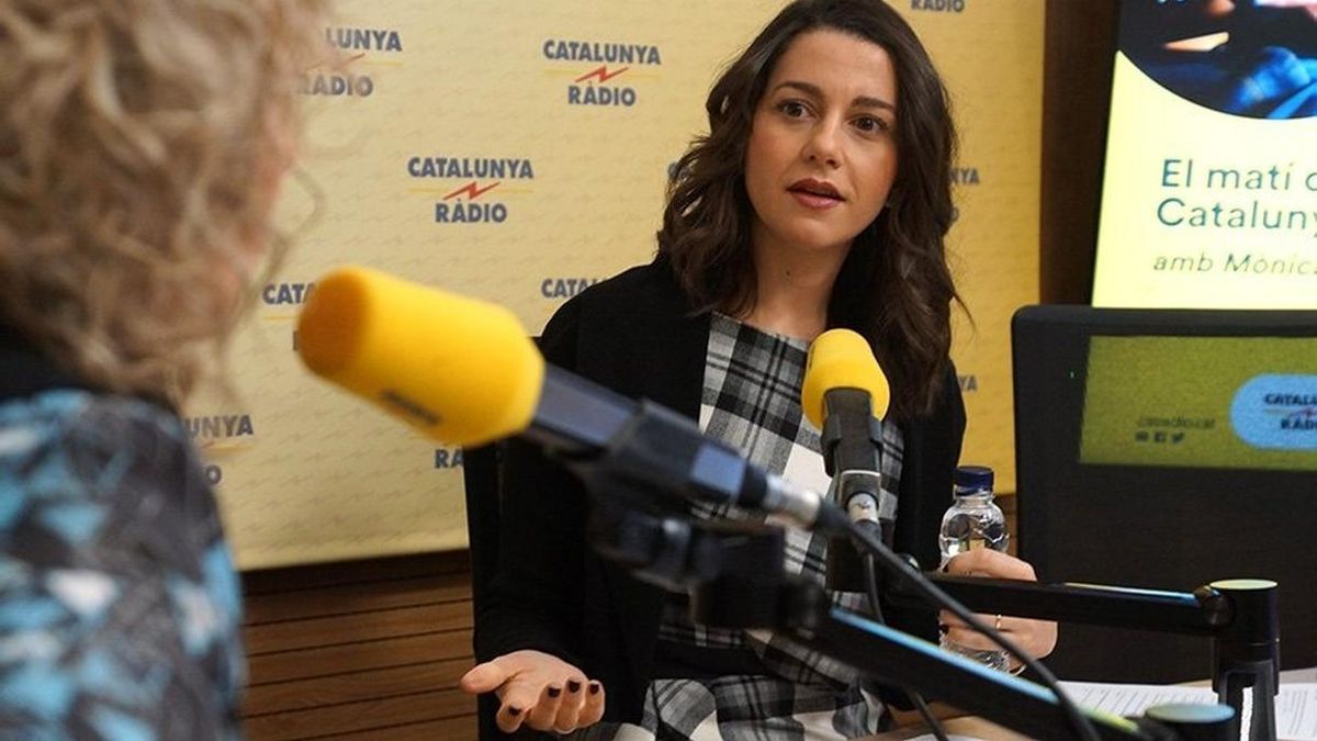 Arrimadas (Cs) acusa al PSC de seguir el juego a Torra, que "vacía de contenido el Parlament" con la mesa de partidos