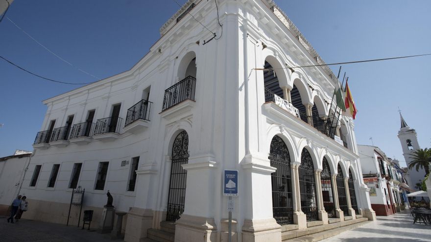 La Guardia Civil se lleva del Ayuntamiento de Almonte expedientes sobre el 'parking' de El Rocío y la zona azul de Matalascañas