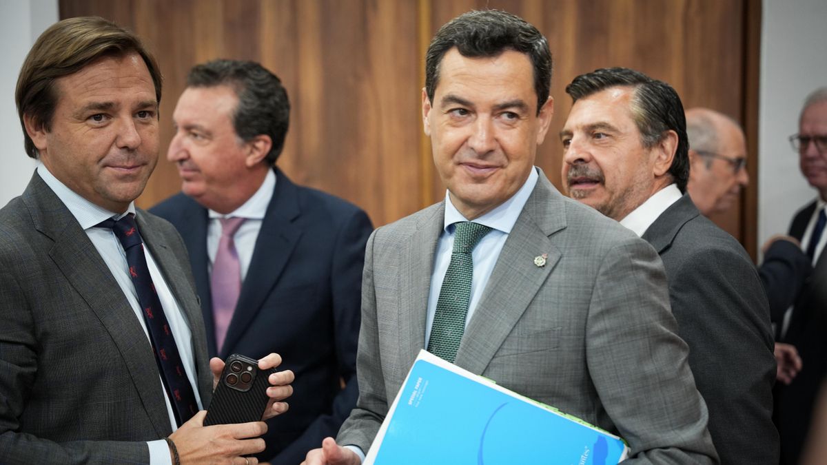 Juanma Moreno junto a su número dos en el PP andaluz, Antonio Repullo, uno de los negociadores con Vox para lograr su investidura.