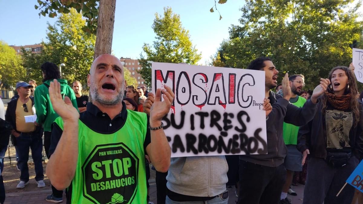 Desahucian a David y a su hijo de unos pisos sociales en Vallecas el mismo día que a Maricarmen
