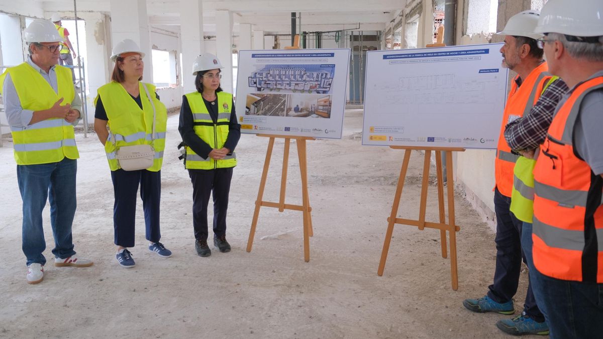 La alcaldesa, Carolina Darias, junto a los planos del proyecto de la II Fase de la Fábrica de Hielo.